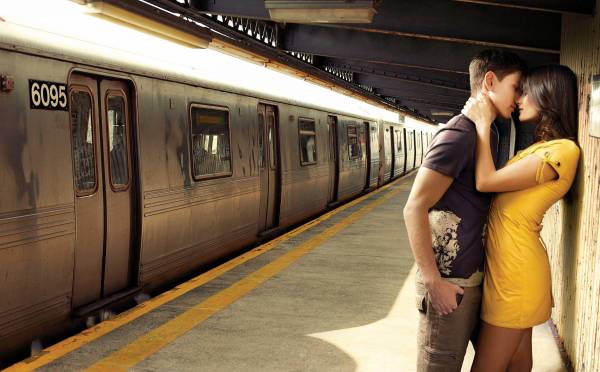 влюбленная пара целуется возле вагонов метро обои для рабочего стола
