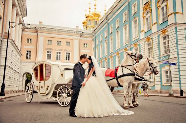 красивая свадьба, влюбленные, карета и лошади обои для рабочего стола