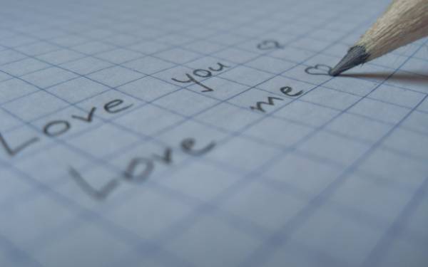 слова любви на листке бумаги написанные карандашом обои для рабочего стола