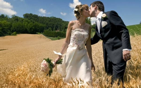 Влюбленные, свадьба, жених, невеста в поле пшеницы обои для рабочего стола