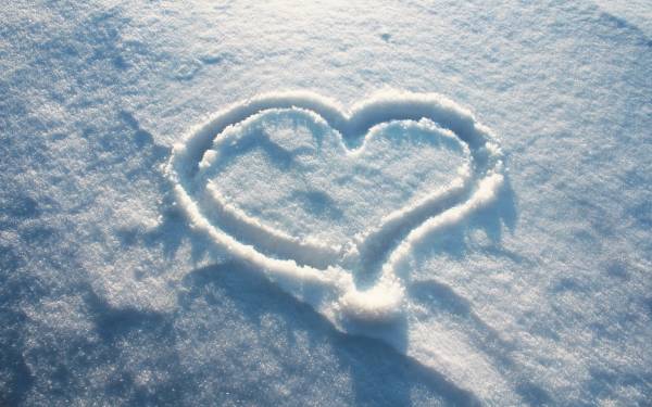 форма сердца вытоптанная на снегу обои для рабочего стола
