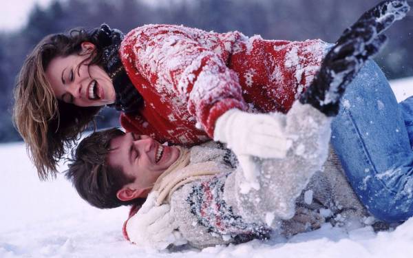 парень с девушкой дурачатся на снегу, влюбленные обои для рабочего стола