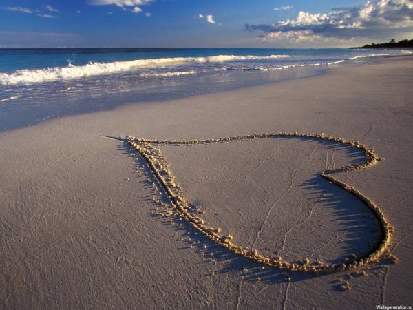 сердце нарисованное на морском песке обои для рабочего стола