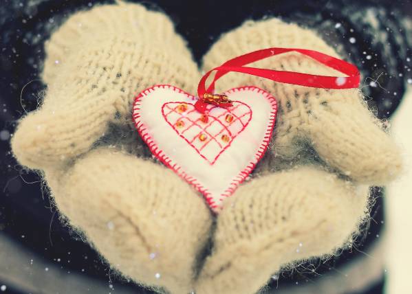 сердечко в руках и варежках к дню Св Валентина обои для рабочего стола