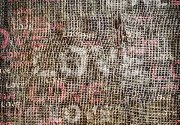 надписи Love на порванном мешке обои для рабочего стола