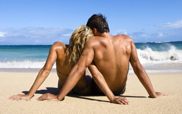 влюбленная пара отдыхают на берегу моря обои для рабочего стола