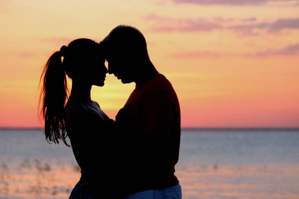 влюбленная пара силуэт закат солнца море любовь обои для рабочего стола
