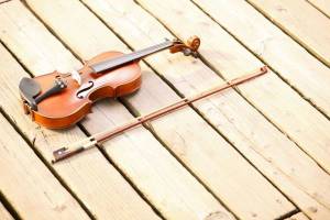 Обои скрипка, смычок на деревянном полу на досках на рабочий стол
