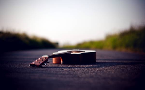 гитара на асфальте лежит на дороге, акустическая обои для рабочего стола
