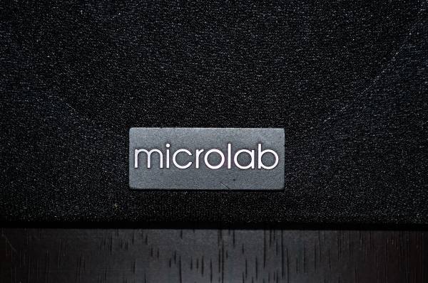 Microlab надпись крупным планом на колонке обои для рабочего стола