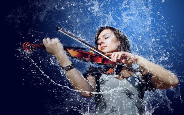 девушка играет на скрипке, брызги воды, креатив обои для рабочего стола