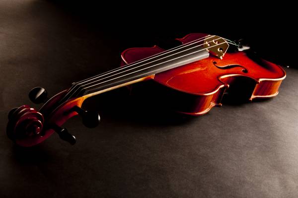 Музыкальный инструмент Скрипка лежит на полу обои для рабочего стола