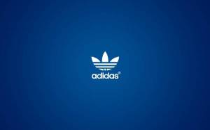 Обои эмблема логотип Adidas на сине голубом фоне на рабочий стол