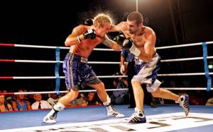 Обои бой боксеров жесткие удары на ринге на рабочий стол