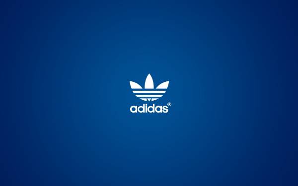 эмблема логотип Adidas на сине голубом фоне обои для рабочего стола