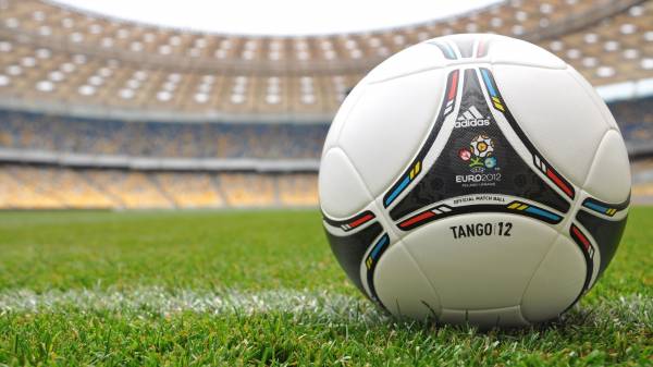 мяч на футбольном поле EURO 2012 обои для рабочего стола