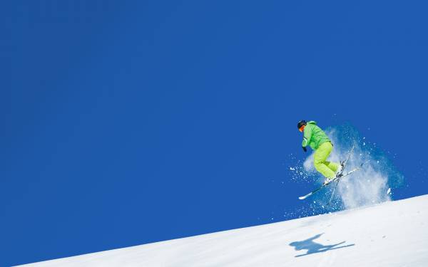 лыжный спорт лыжник спускается со склона обои для рабочего стола