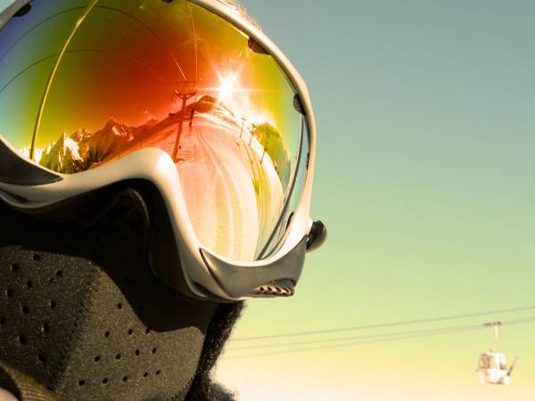 лыжник в лыжной маске возле канатной дороги обои для рабочего стола