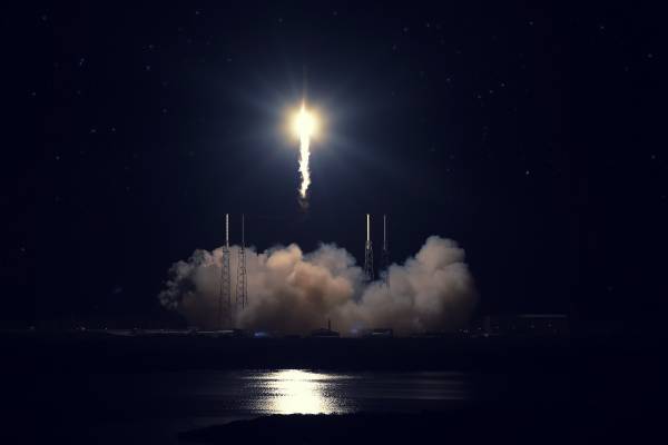 запуск ракеты носителя Falcon 9 с Мыса Канаверал обои для рабочего стола