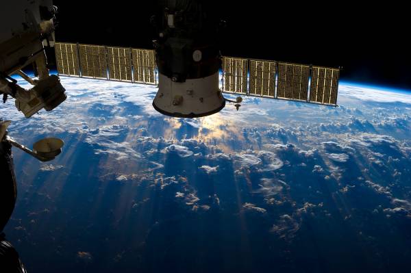 спутник в космосе над землей, ISS, МКС обои для рабочего стола
