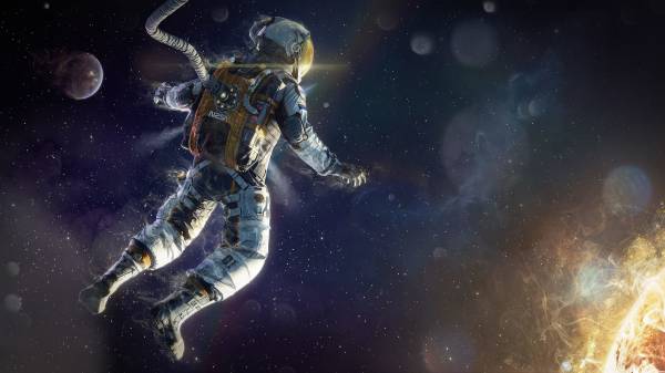 космонавт NASA в космосе возле пылающего солнца обои для рабочего стола