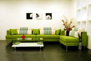 Обои интерьер картины и зеленый диван на бежевом фоне на рабочий стол