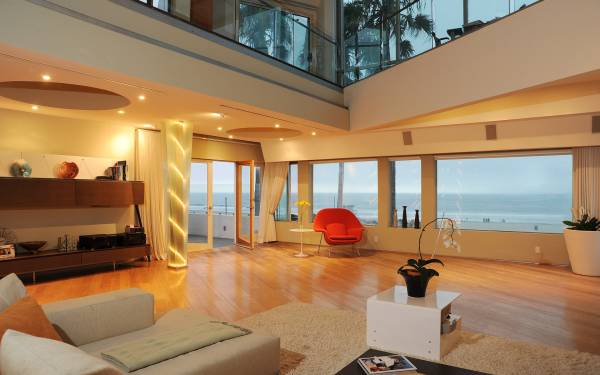 приятный интерьер двухэтажного дома на берегу моря обои для рабочего стола