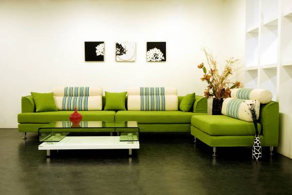 интерьер картины и зеленый диван на бежевом фоне обои для рабочего стола