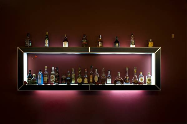 светящаяся полка с бутылками алкогольных напитков обои для рабочего стола