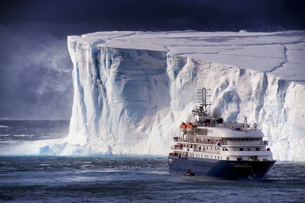 корабль возле огромного айсберга обои для рабочего стола
