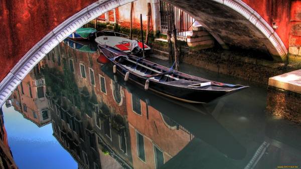 венецианская гондола на городской реке под мостом обои для рабочего стола