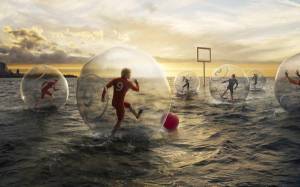 Обои Футболисты бегают по воде в воздушных шарах прикол на рабочий стол