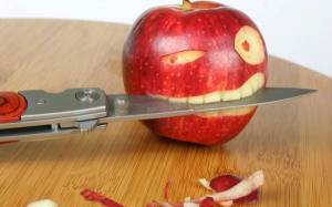 Обои яблоко пират, прикольное яблоко с ножом в зубах на рабочий стол