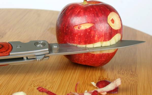 яблоко пират, прикольное яблоко с ножом в зубах обои для рабочего стола