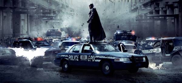 Бэтмен, Batman, черный рыцарь на крыше машины обои для рабочего стола