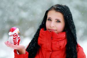 Обои девушка держит снеговика в руке, падает снег, зима на рабочий стол