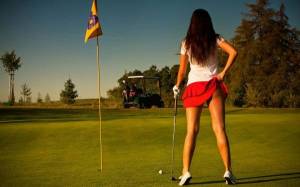 Обои девушка поднимает юбку, красивые ноги, гольф, поле на рабочий стол