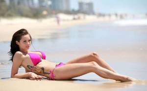 Обои девушка в купальнике на пляже, татуировка на теле на рабочий стол