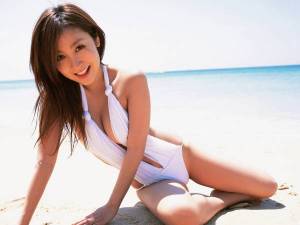 Обои красивая девушка китаянка на пляже на рабочий стол