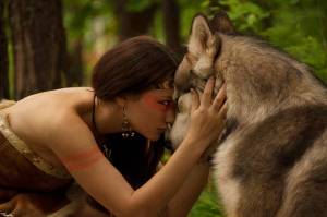 Обои девушка волк индианка дружба лес природа на рабочий стол