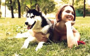 Обои девушка с собакой Хаски на зеленой траве на рабочий стол