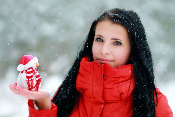 девушка держит снеговика в руке, падает снег, зима обои для рабочего стола