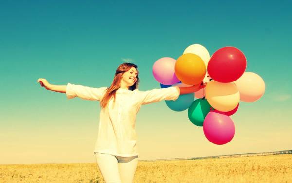 девушка с воздушными шарами в поле обои для рабочего стола
