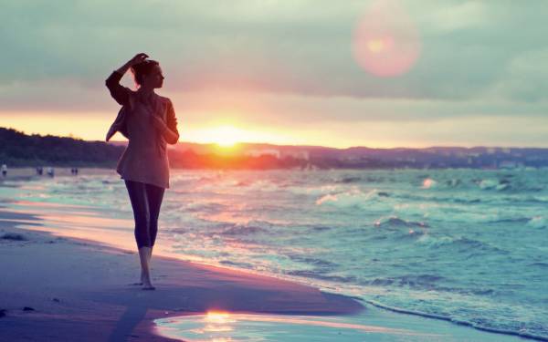 девушка идет по берегу на закате солнца обои для рабочего стола