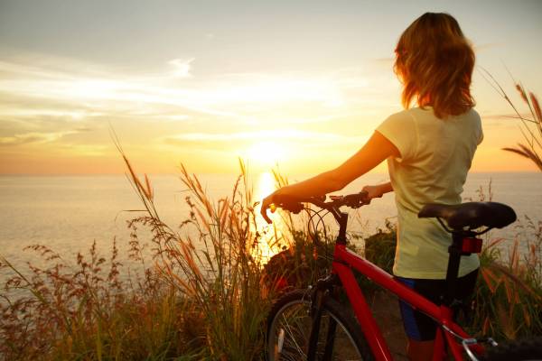 девушка с велосипедом, закат солнца, трава, море обои для рабочего стола