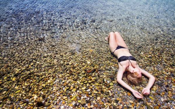 девушка лежит на морском берегу, галька вода пляж обои для рабочего стола