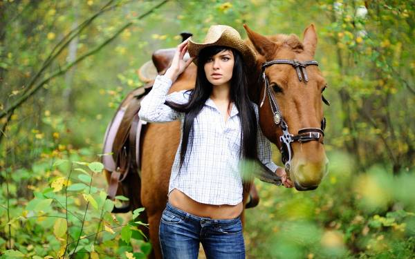 девушка с лошадью в лесу обои для рабочего стола
