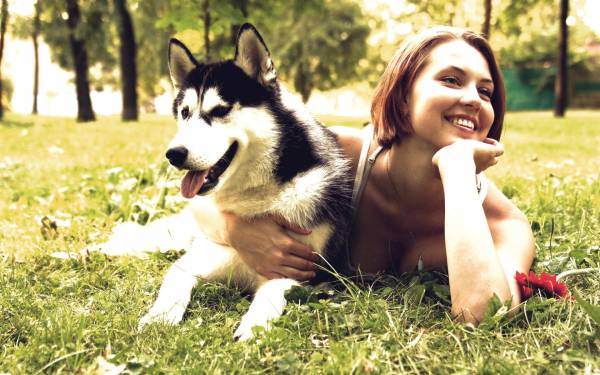 девушка с собакой Хаски на зеленой траве обои для рабочего стола