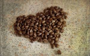 Обои кофейные зерна выложенные в форме сердца на рабочий стол