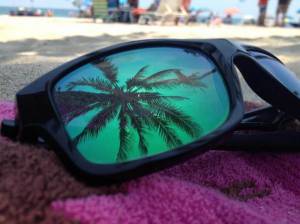 Обои очки на пляже с отражением пальмы на рабочий стол